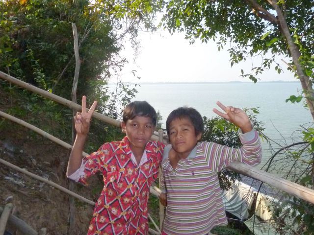 Zwei Jungs in Siem Reap (Kambodscha).